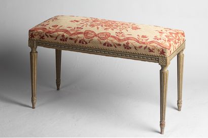 null Banquette de piano en bois laqué, pieds fuselés.

Style Louis XVI.

H. 48 cm...