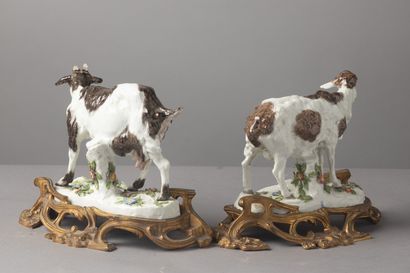 null Samson à Paris

Paire de statuettes en porcelaine polychrome à décor de chèvres...