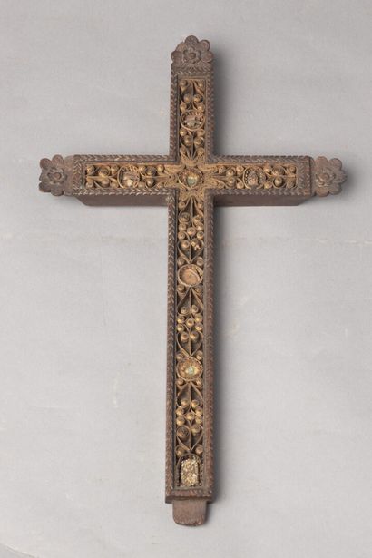 null Croix reliquaire en bois naturel et paperolles 

18ème siècle

H. 40 cm - L....