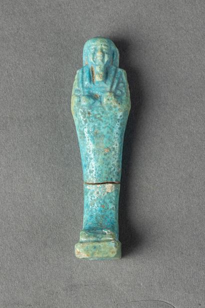 null Oushebi en faïence bleue turquoise 

Egypte 

H. 7,5 cm 

(accident : pièce...