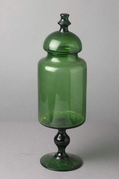 null Flacon couvert en verre soufflé et teinté verre 

19ème siècle

H : 58 cm