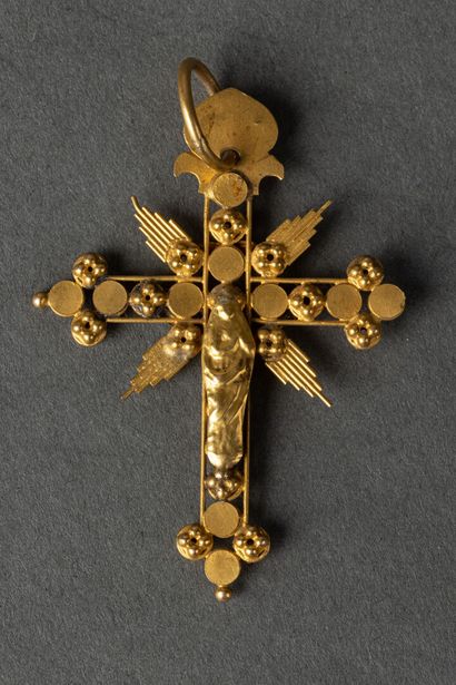 null Croix plate fleuronnée, ajourée, en or jaune à l'avers un Christ en léger relief...