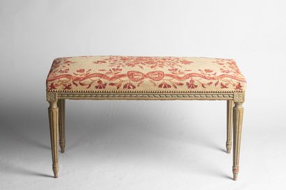 null Banquette de piano en bois laqué, pieds fuselés.

Style Louis XVI.

H. 48 cm...