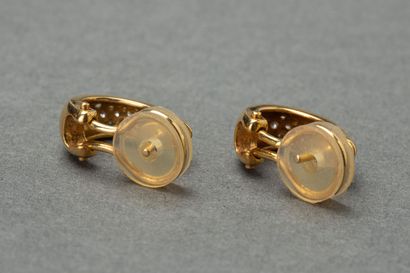 null Paire de boucles d'oreilles ornée de brillants 

Poids : 5 grammes