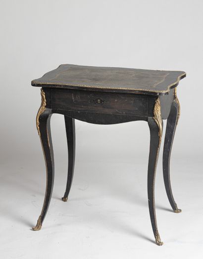 null Petite table en bois noirci sculpé reposant sur des pieds galbés.

Epoque Napoléon...