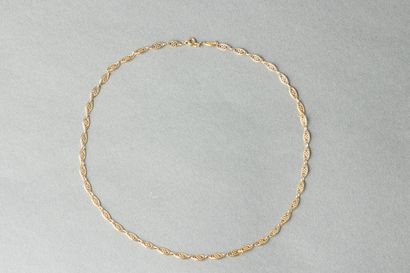 null Collier en or jaune 

Pds : 8, 30 gr

L. 45 cm