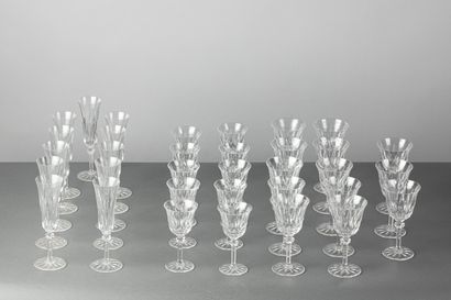 null Saint Louis (signé) service de verre en cristal taillé comprenant 11 flûtes,...