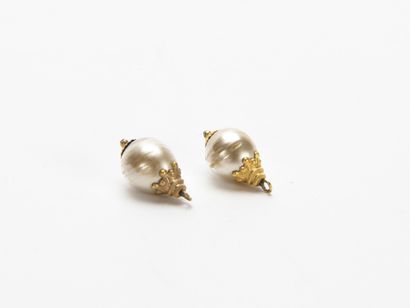 null Deux pendeloques formées de perles, monture doré 

1.8 cm