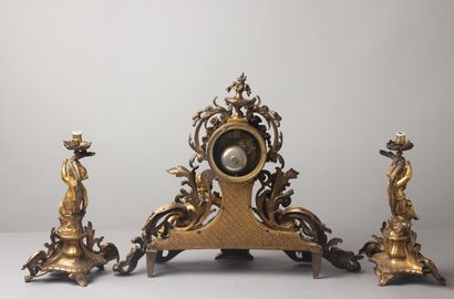 null Importante Garniture de cheminée en bronze doré avec pendule et deux chandeliers...