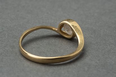 null Bague en or jaune , monture croisée retenant un diamant de taille semi moderne,...