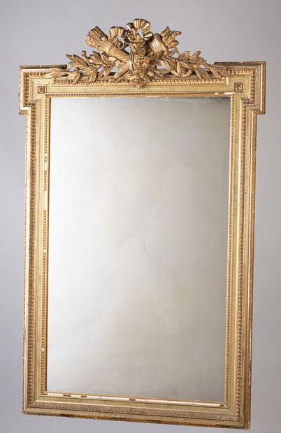 null Miroir rectangulaire en bois et stuc doré à décor en relief d'un trophée de...