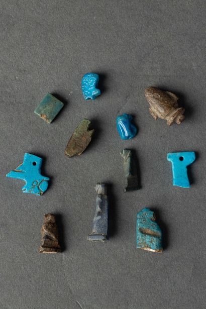 null Lot d'amulettes et de fragments d'amulettes comprenant trois Horus, un coeur...