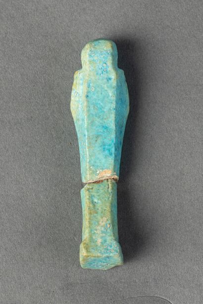 null Oushebi en faïence bleue turquoise 

Egypte 

H. 7,5 cm 

(accident : pièce...