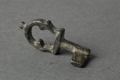 null Une petite clé à tige creuse et anneau en forme d'arche 

Bronze à patine noire...