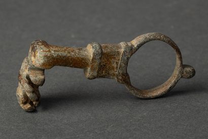 null Clé à tige coudée et six dents 

Bronze à patine verte lisse 

Art romain, IIe...