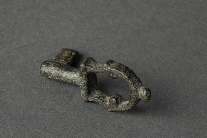 null Une petite clé à tige creuse et anneau en forme d'arche 

Bronze à patine noire...