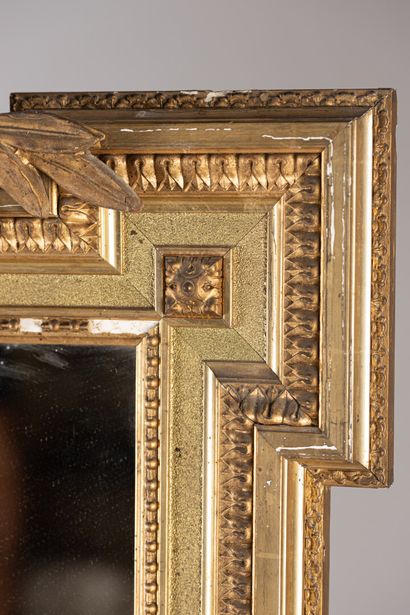 null Miroir rectangulaire en bois et stuc doré à décor en relief d'un trophée de...