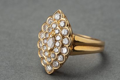 null Bague marguerite en or jaune sertie en nid d'abeille de diamants au centre une...