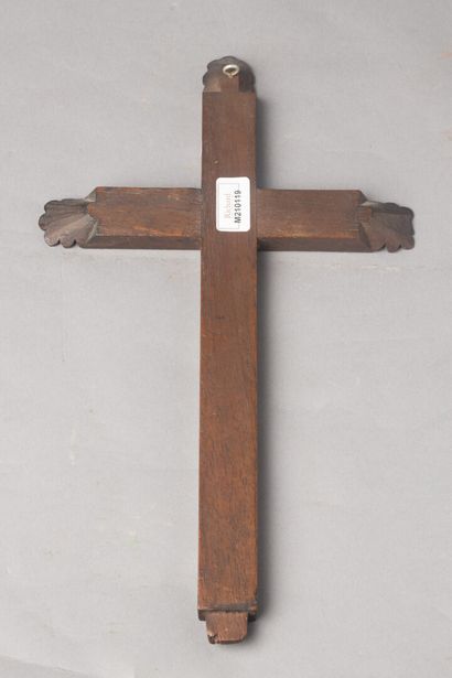 null Croix reliquaire en bois naturel et paperolles 

18ème siècle

H. 40 cm - L....