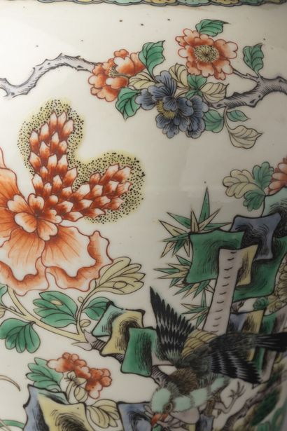 null CHINE, famille verte 

Vase balustre en porcelaine à décor tournant de papillons,...