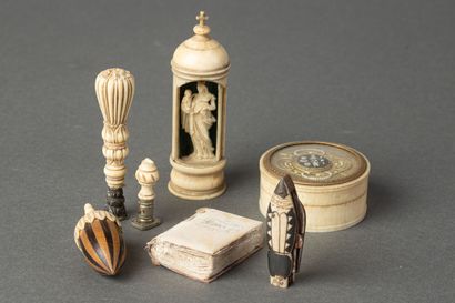 null Lot d'objets de vitrine en ivoire et en os comprenant un petit paroisien de...