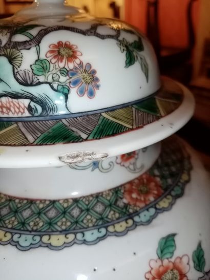 null CHINE, famille verte 

Vase balustre en porcelaine à décor tournant de papillons,...