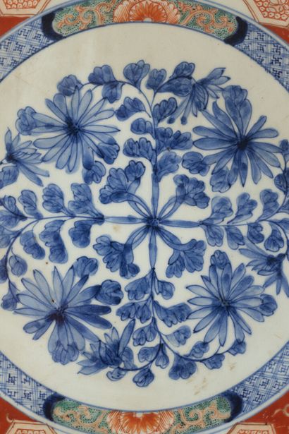 null Imari, JAPON, 

Grand plat en porcelaine orné d'un médaillon en bleu

D. 56,5...