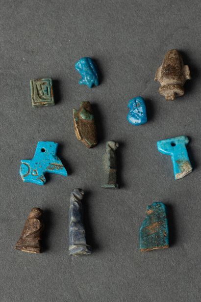 null Lot d'amulettes et de fragments d'amulettes comprenant trois Horus, un coeur...