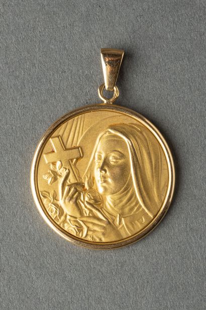 null Médaille de baptème en or jaune, au profil de la Vierge, poinçon AIGLE 

Poids...
