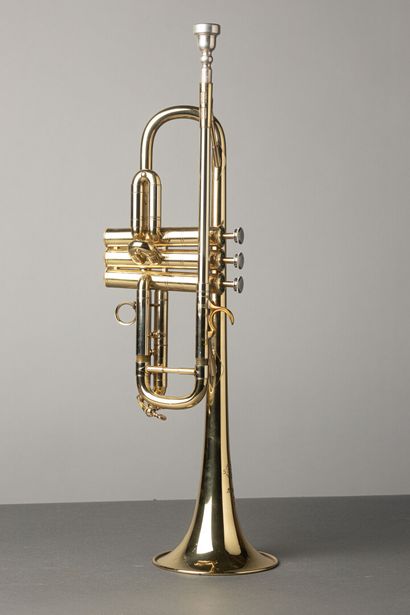 null Henri SELMER, trompette dans un étui, signé embouchure, sourdine. avec coulisse,...