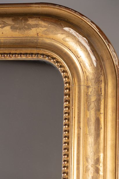 null Important miroir en bois doré orné d'une frise de fleurs doublée d'une frises...