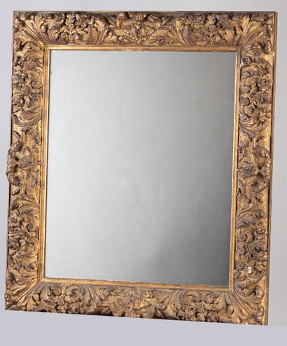 null Miroir en bois doré orné de fleurs et de feuilles en relief 

81 x 75 cm 

...