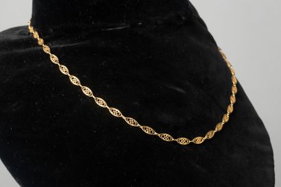 null Collier en or jaune 

Pds : 8, 30 gr

L. 45 cm