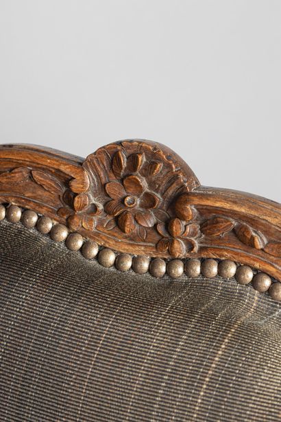 null Paire de fauteuils à dos plat en noyer mouluré, 

Style Louis XV

H. 104 cm...