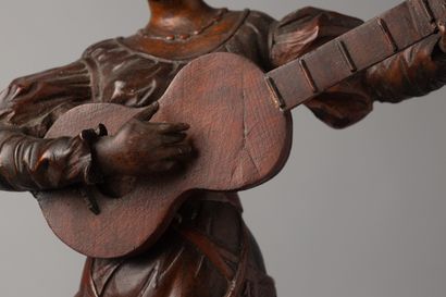 null Sujet en bois sculpté La joueuse de mandoline

Socle en bois teinté gravé

Epoqiue...