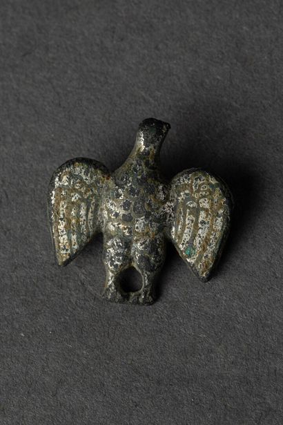 null Petite fibule représentant un aigle aux ailes déployées, finement gravé 

Bronze...