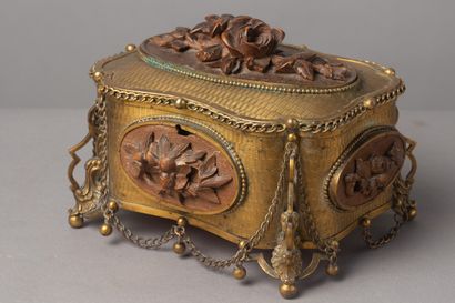 null Nicolas MORFAU, coffret à bijoux de table en laiton doré et bois scuilpté

Epoque...