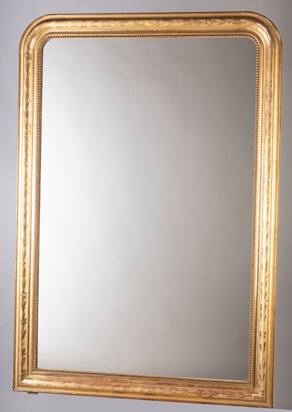 null Important miroir en bois doré orné d'une frise de fleurs doublée d'une frises...