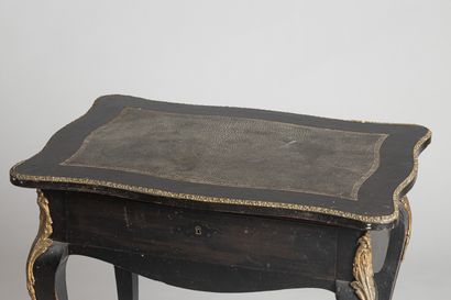 null Petite table en bois noirci sculpé reposant sur des pieds galbés.

Epoque Napoléon...