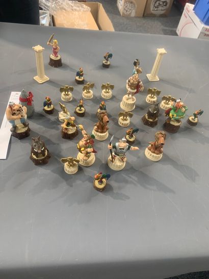 Un lot de 31/32 figurines d'un jeu d'échecs...