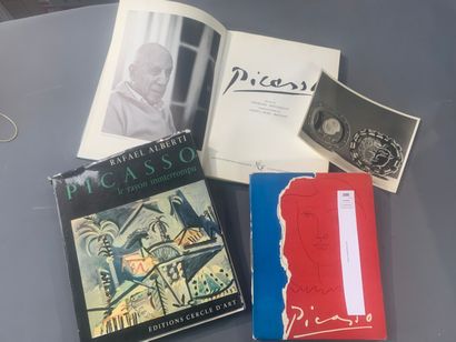 null Un lot de 3 ouvrages sur Picasso dont Picasso par Alberti ; joint : Une photographie...
