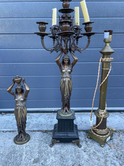null Un chandelier à décor d'une femme porteuse d'eau, joint une lampe et une femme...