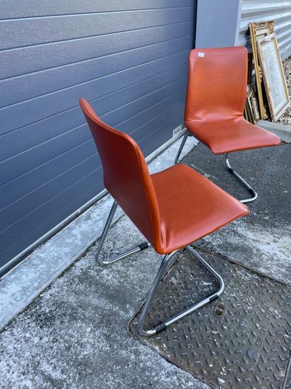  Travail des années 70 
Paire de chaises structure tubulaire chromé assise en moleskine...