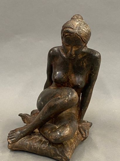 null Pierre CHENET 

Femme nue assise

Epreuve en bronze 

Signée sous la terrasse

H...
