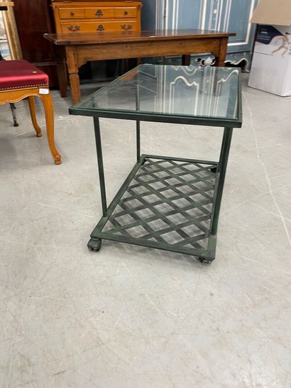 null Table desserte en métal laqué ; un plateau en verre

42 x 67 cm

H : 48 cm