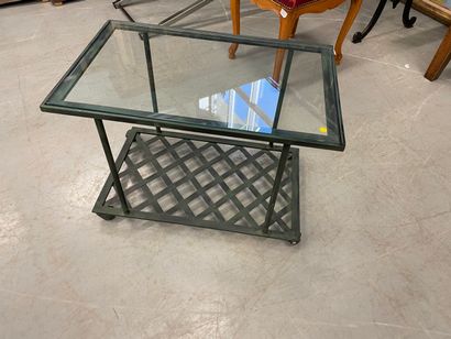 null Table desserte en métal laqué ; un plateau en verre

42 x 67 cm

H : 48 cm