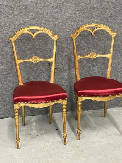 null Deux chaises de chambre en bois doré et satin rouge
