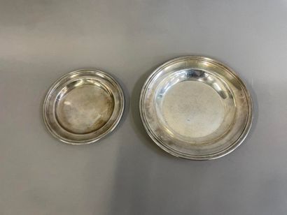 null Deux plats circulaires en métal argenté

D : 26.5 et 20 cm