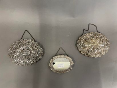 null Suite de trois miroirs à suspendre 

travail en argent repoussé

poinçon ottoman

Dim...