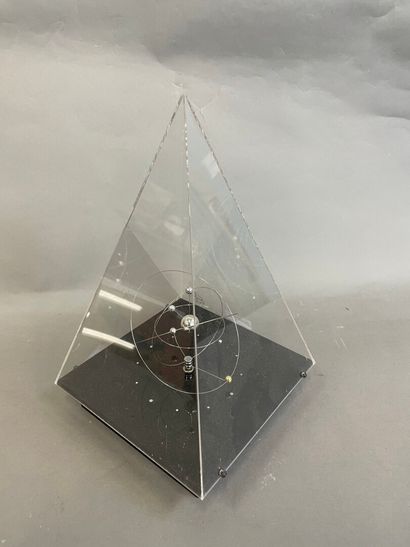 null mobile en métal formant pendulette de table en forme de pyramide 

H : 30 c...